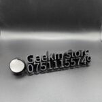 حامل اسم ورقم للطوارئ على داشبورد السيارة
مع امكانيه اضافه الNFC