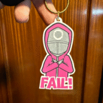 حامل مفاتيح "لعبة الحبار" على شكل حارس - قطعة مميزة لمحبي المسلسل!