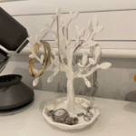 حامل مجوهرات بتصميم شجرة أنيق ومنظم