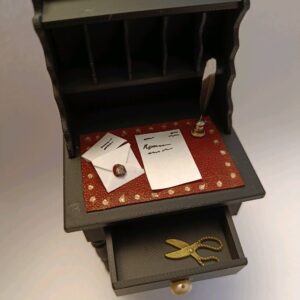 مصغر ميز مع مجر