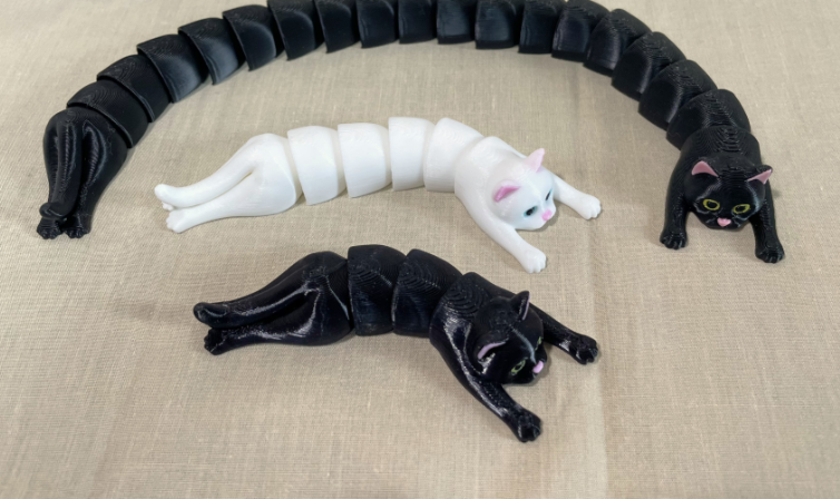 القط المرن العملاق (Flexi Cat) – قطعة ديكور تفاعلية بلمسة إبداعية