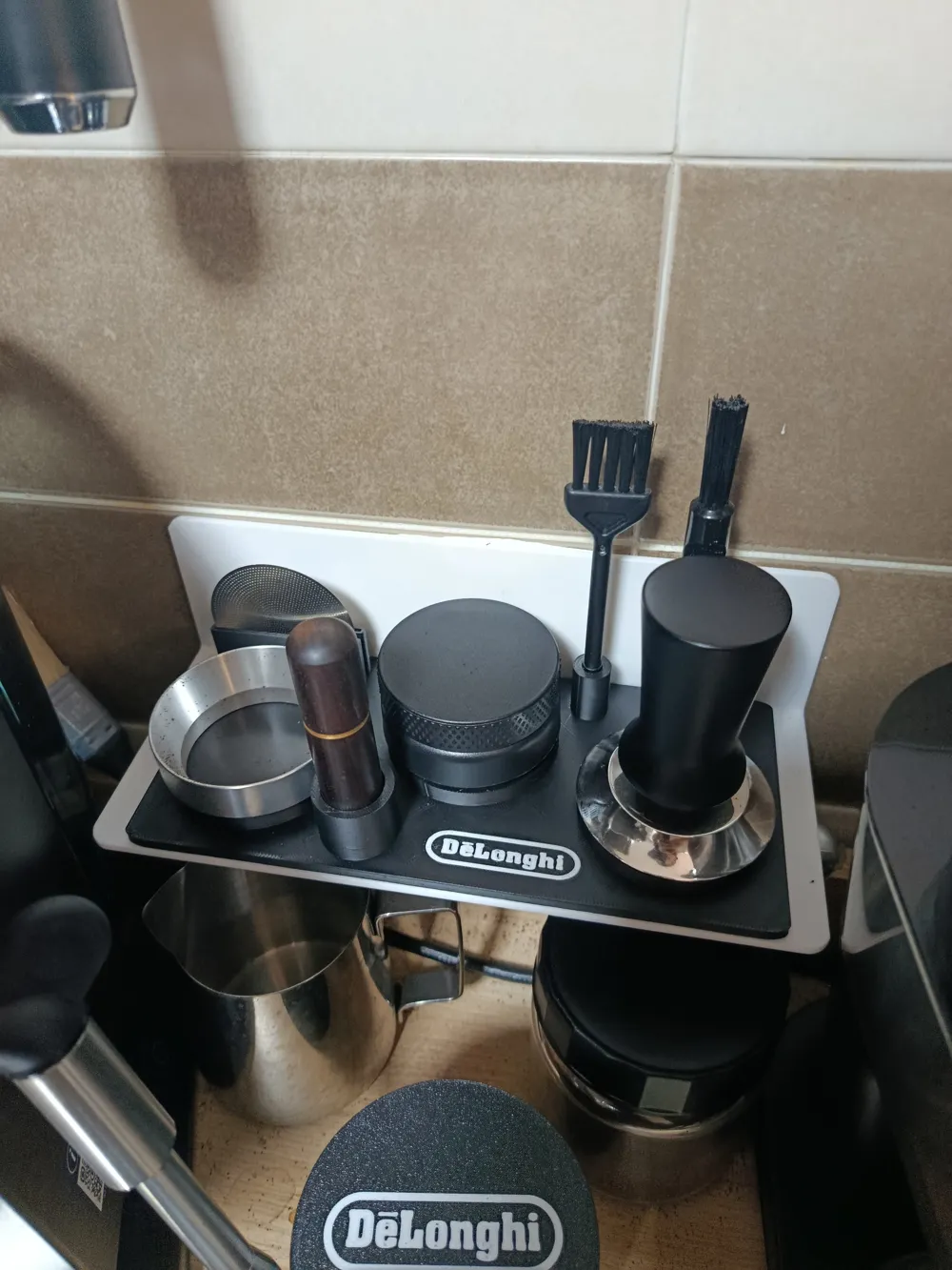 Delonghi Dedica Station - منظم أدوات بتصميم "الرف الشامل" المدمج