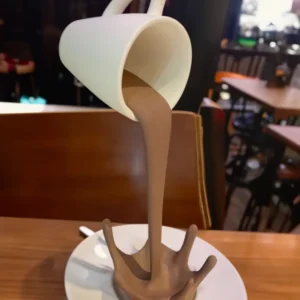 منحوتة الكوب الطائر الكلاسيكية مع صحن  (The Classic Floating Cup Sculpture)